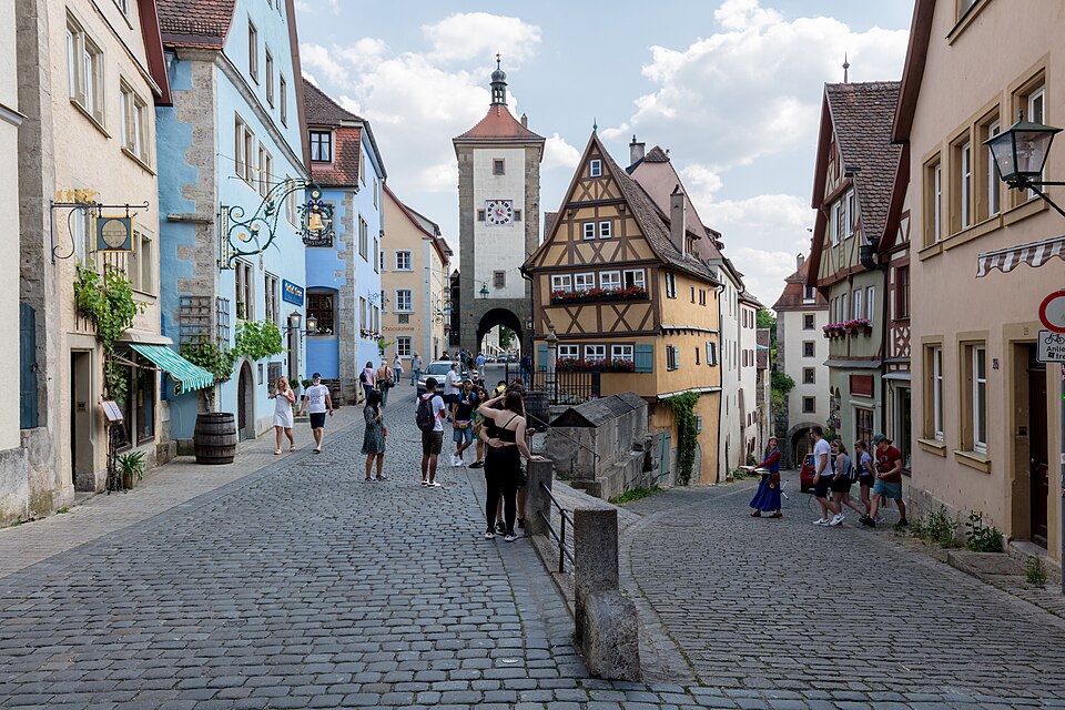 The Plönlein in Rothenburg with a half-timbered house between two gate towers.